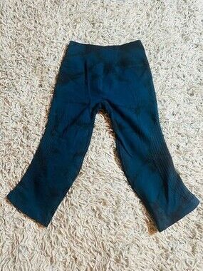 Lululemon Women's Flow and Go Crop Pants Small